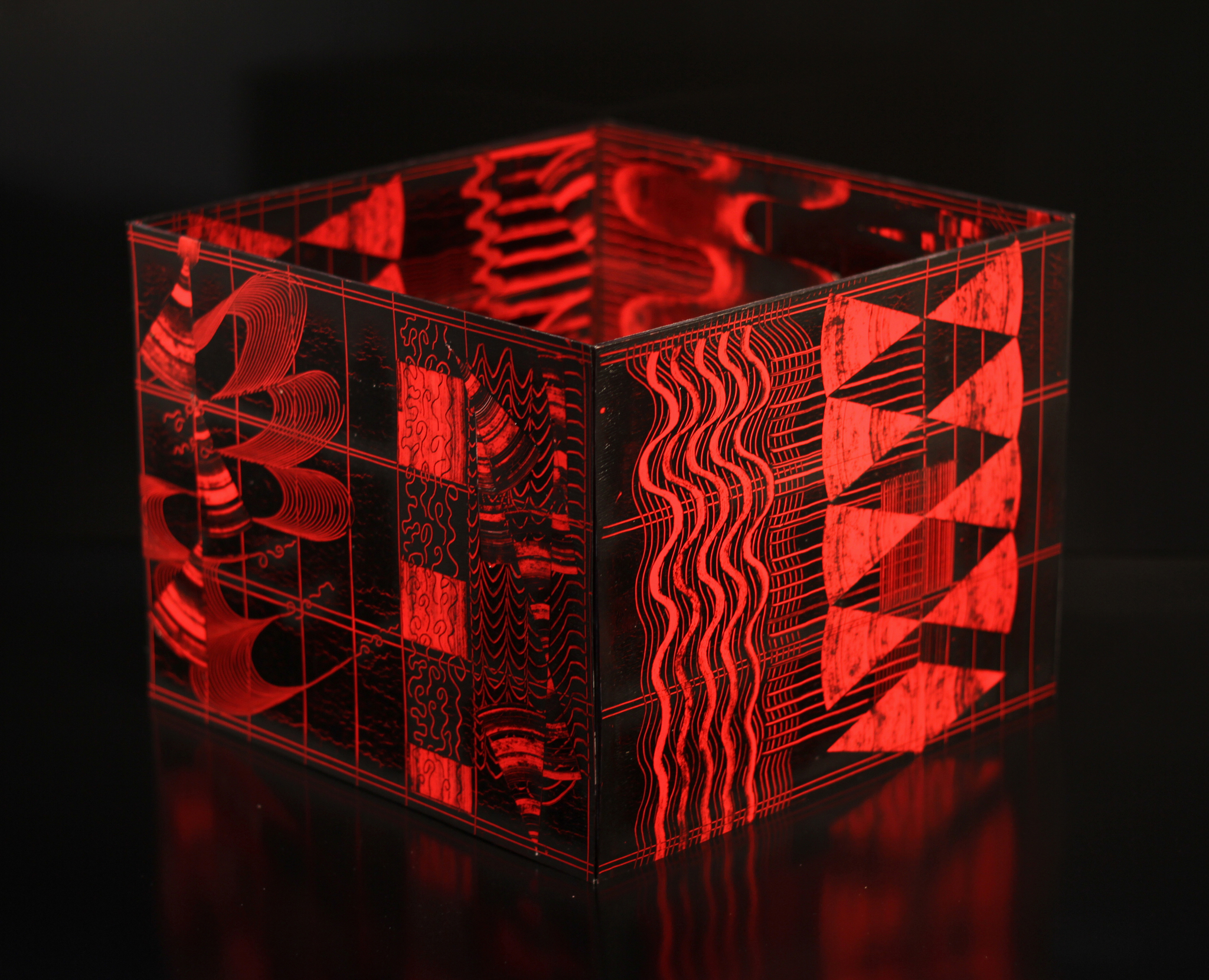 Black/Red Cubit, 9"x10"x10